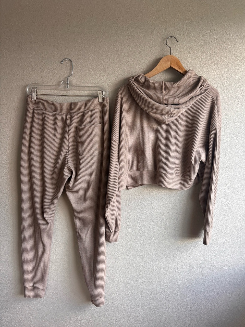 Alo Ribbed Lounge Set - Picture 4 of 6
